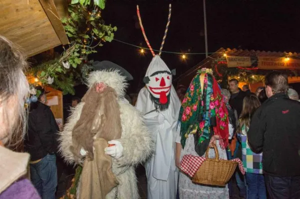 Bild: Weihnachtsmarkt unter der Burg - hist. Odenwälder Gestalten zu Gast
