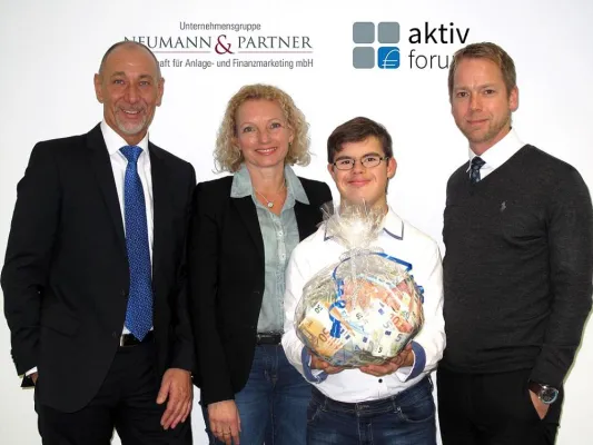 Bild: aktiv forum Finanzservice GmbH & Co. KG und NEUMANN & Partner GmbH unterstützen den Verein „einsmehr“