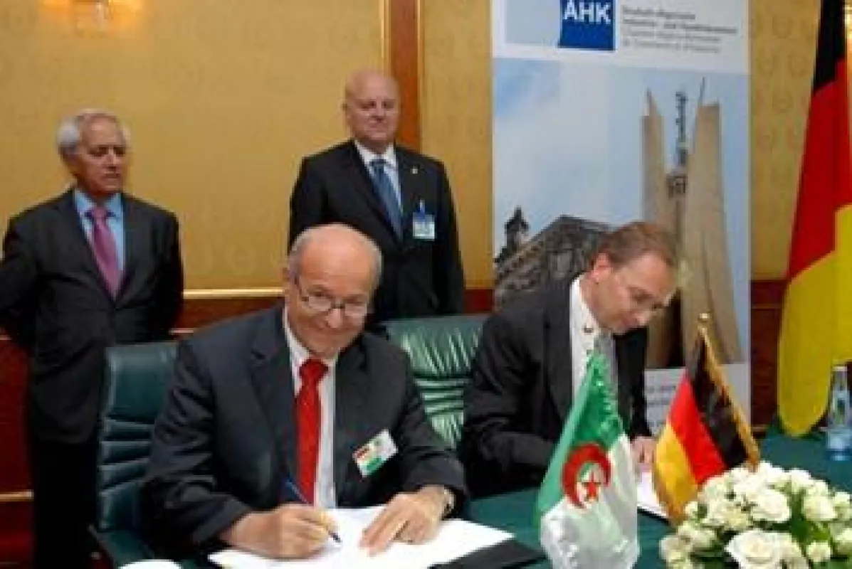 Cevico-Eigentümer Issad Rebrab (am Tisch links) und Europoles-Geschäftsführer Hendrik Schulz (rechts) besiegeln in Algier die künftige Partnerschaft.