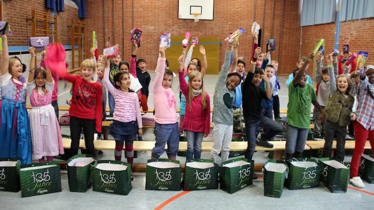Deutsche Lebensbrücke Frühstücksklub-Kinder mit ihren Schultüten