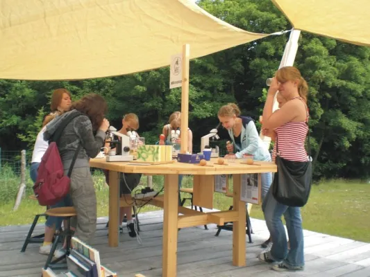 Bild: Forscherzeit im Nationalpark-Zentrum: Mit allen Sinnen entdecken