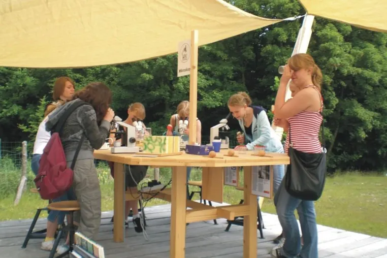 Bild: Forscherzeit im Nationalpark-Zentrum: Mit allen Sinnen entdecken