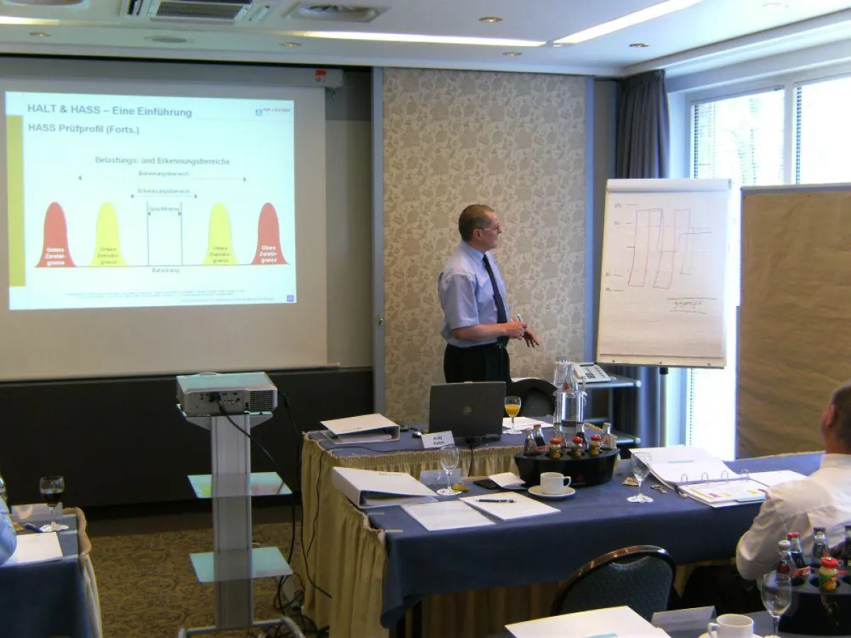 Referent Andy Holton beim HALT-/HASS-Seminar der Air Liquide