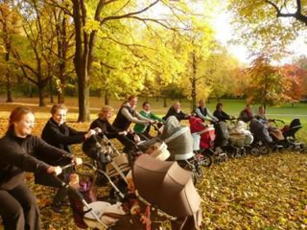 LAUFMAMAs bei einer herbstlichen Kurseinheit im Park