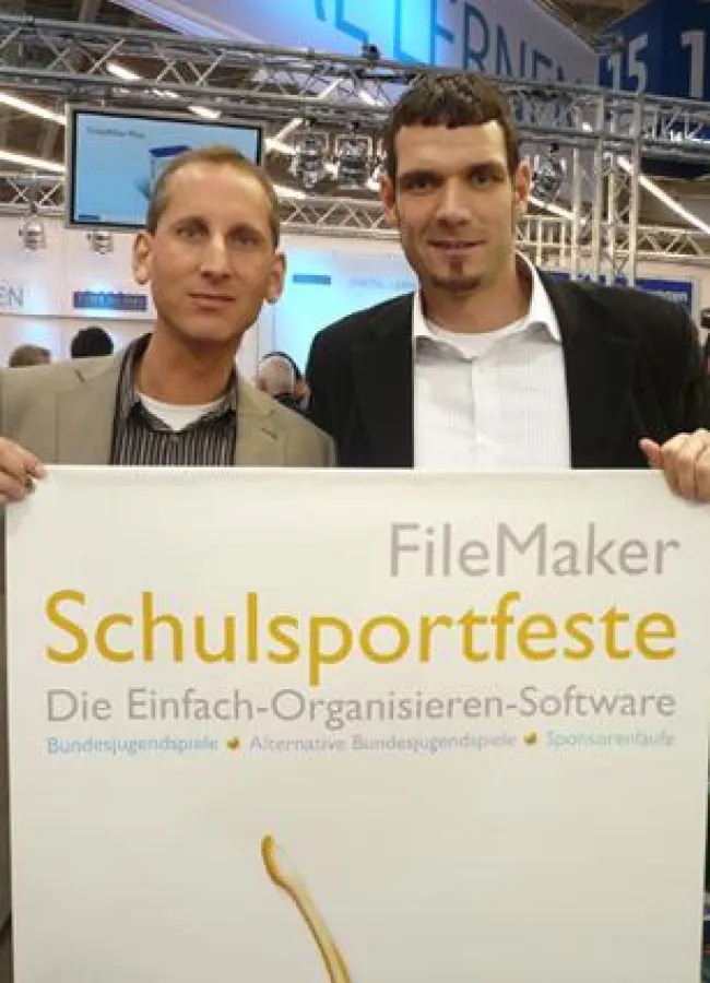Sebastian Müller vom Projektsponsor FileMaker und Projektleiter Tim Dahms (v.l.) präsentieren anlässlich der diesjährigen Bildungsmesse didacta in Köln das Betreuungskonzept 