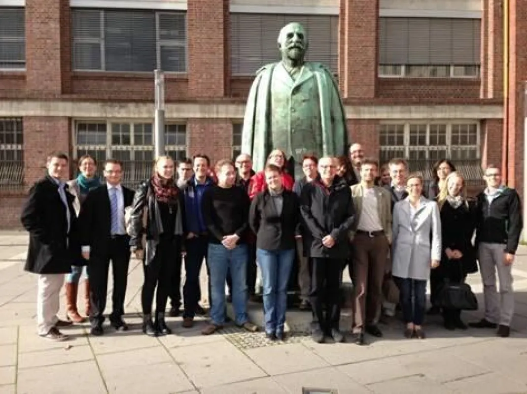 Südhessische Wirtschaftsförderer treffen sich unter dem Standbild von Adam Opel in Rüsselsheim