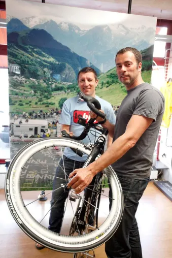 Bild: Weltgrößtes Radsportfoto in Düsseldorf präsentiert - Versteigerung für guten Zweck