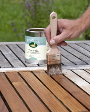Bild: Gartenmöbel mit Teak-Öl auffrischen