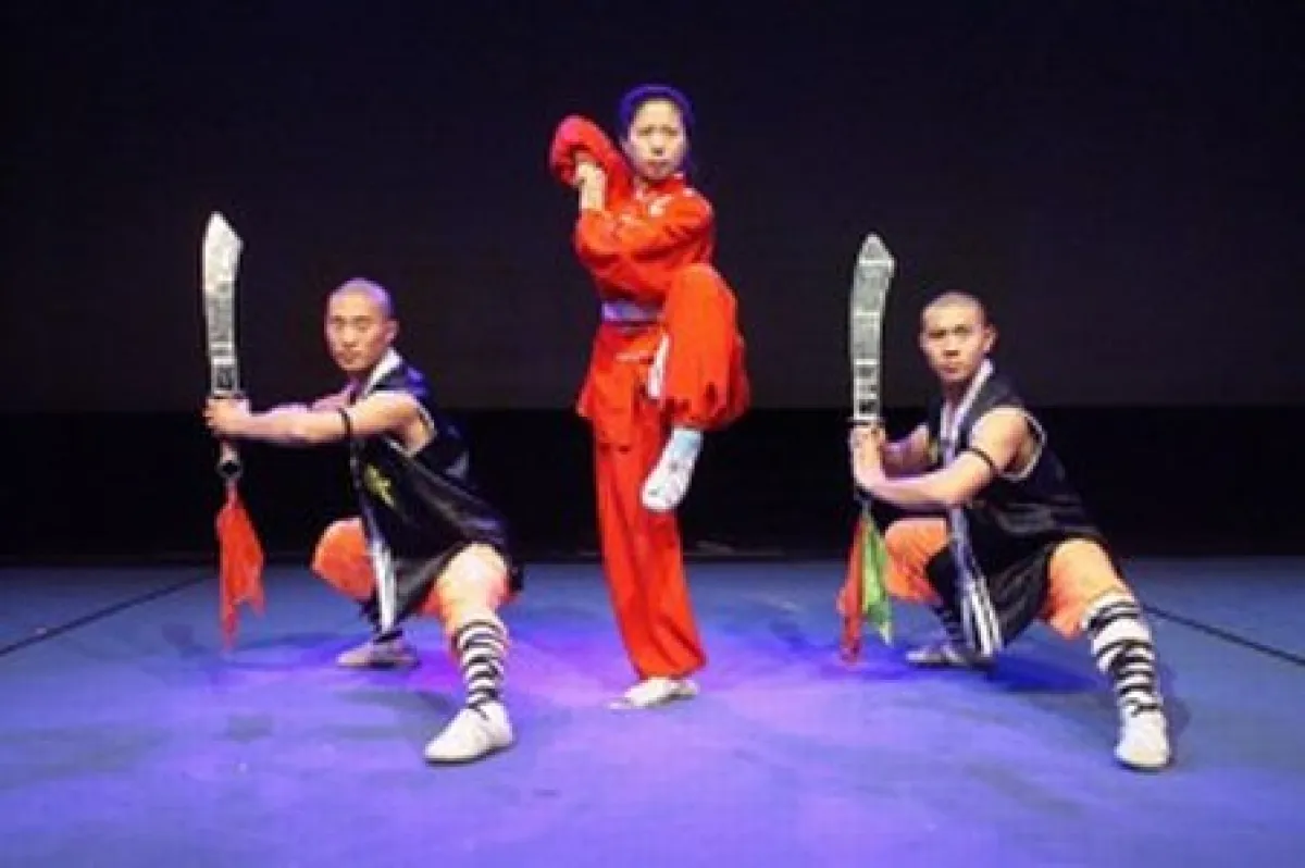 Bei der neuen Show der Mönche des Shaolin Kung Fu „Lotus & Schwert“ präsentieren erstmals auch Frauen die schwierigen Übungen des Qigong.