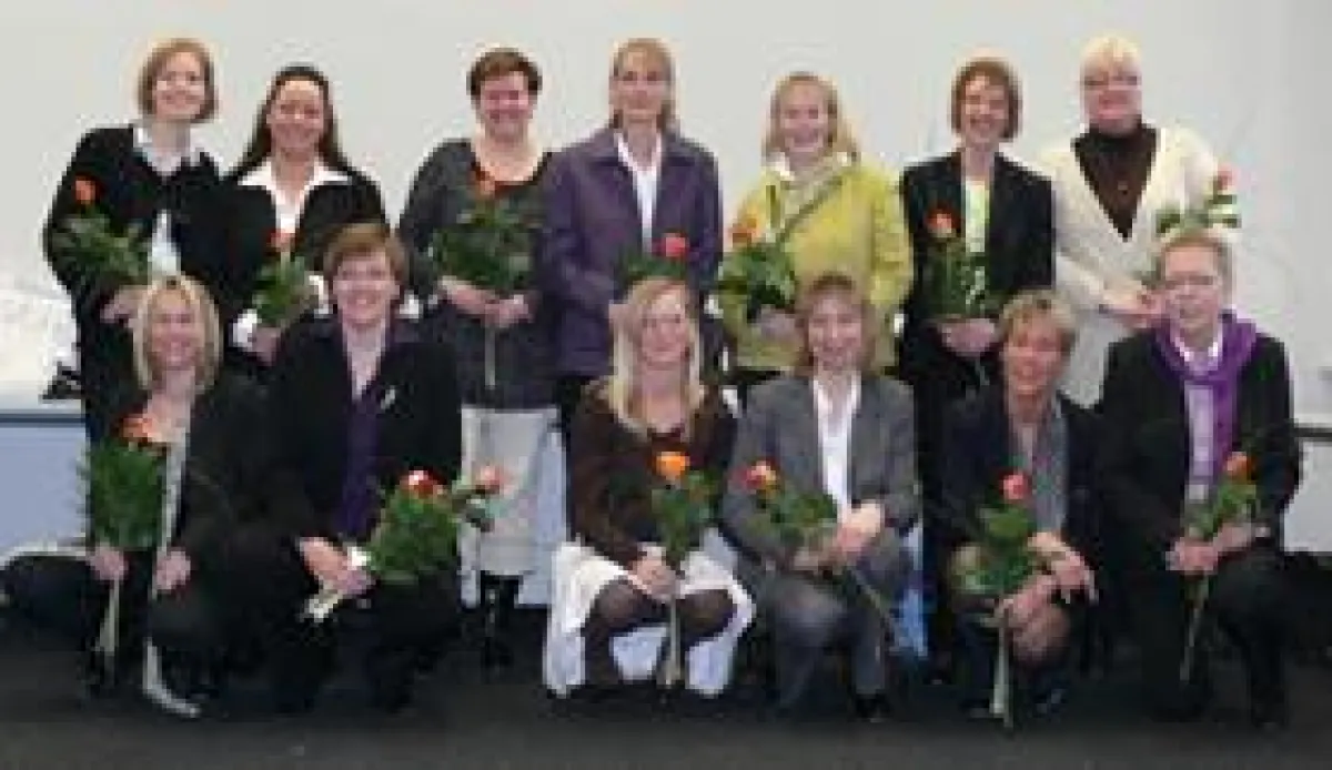 Erfolgreiche Absolventinnen: (unten v. l. n. r.) M. Anlauf, B. Jessen, J. Finke, K. Walther, G. Prochazka, A. Dubbe, (stehend v. l. n. r.): M. Budde, F. Kujath, B. Petersen, A. Kusch, G. Möllmann, M.