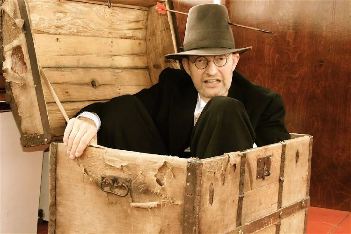 Schauspieler Oliver Hermann mimt den Auswanderer.