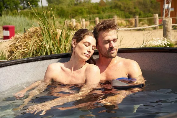 Bild: Entspannung im Hot-Pott Badefass zum Saisonstart der Wawaco Wasserskianlage am Weissenhäuser Strand.