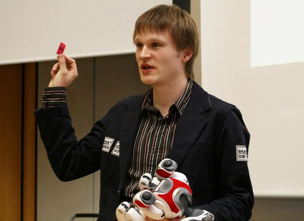 Über Mobile Robotik am Beispiel eines Fußball spielenden Roboterhundes berichtete Florian Ruh (M.Sc.), Wissenschaftlicher Mitarbeiter am Fachbereich Automatisierung und Informatik der Hochschule Harz