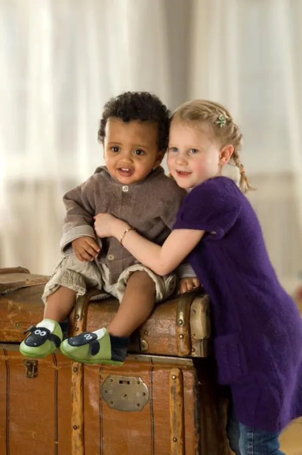 (Foto: POLOLO OHG) POLOLO SPECIAL EDITION: Grün-schwarze Lederpuschen „Shaun das Schaf“