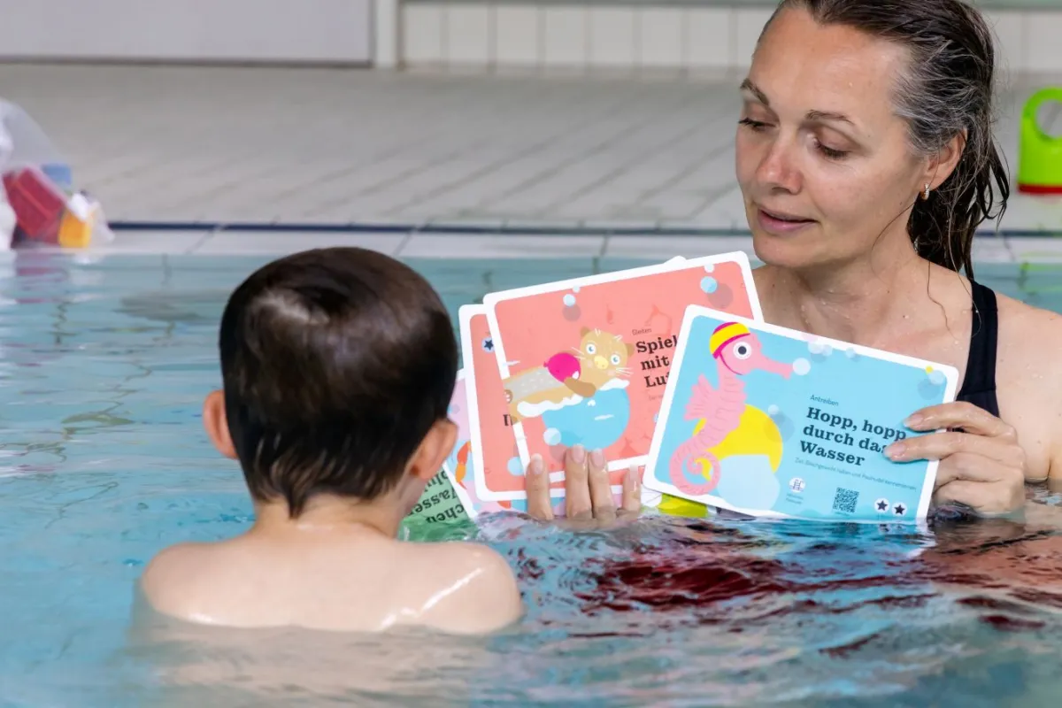 Monika Hörteis mit dem Kartenset 