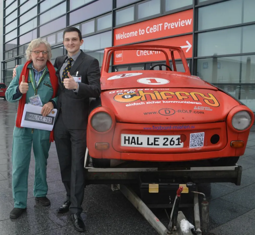 Andre Gimbut und D-ROLF mit Biogas-Trabi im Chiffry-Design