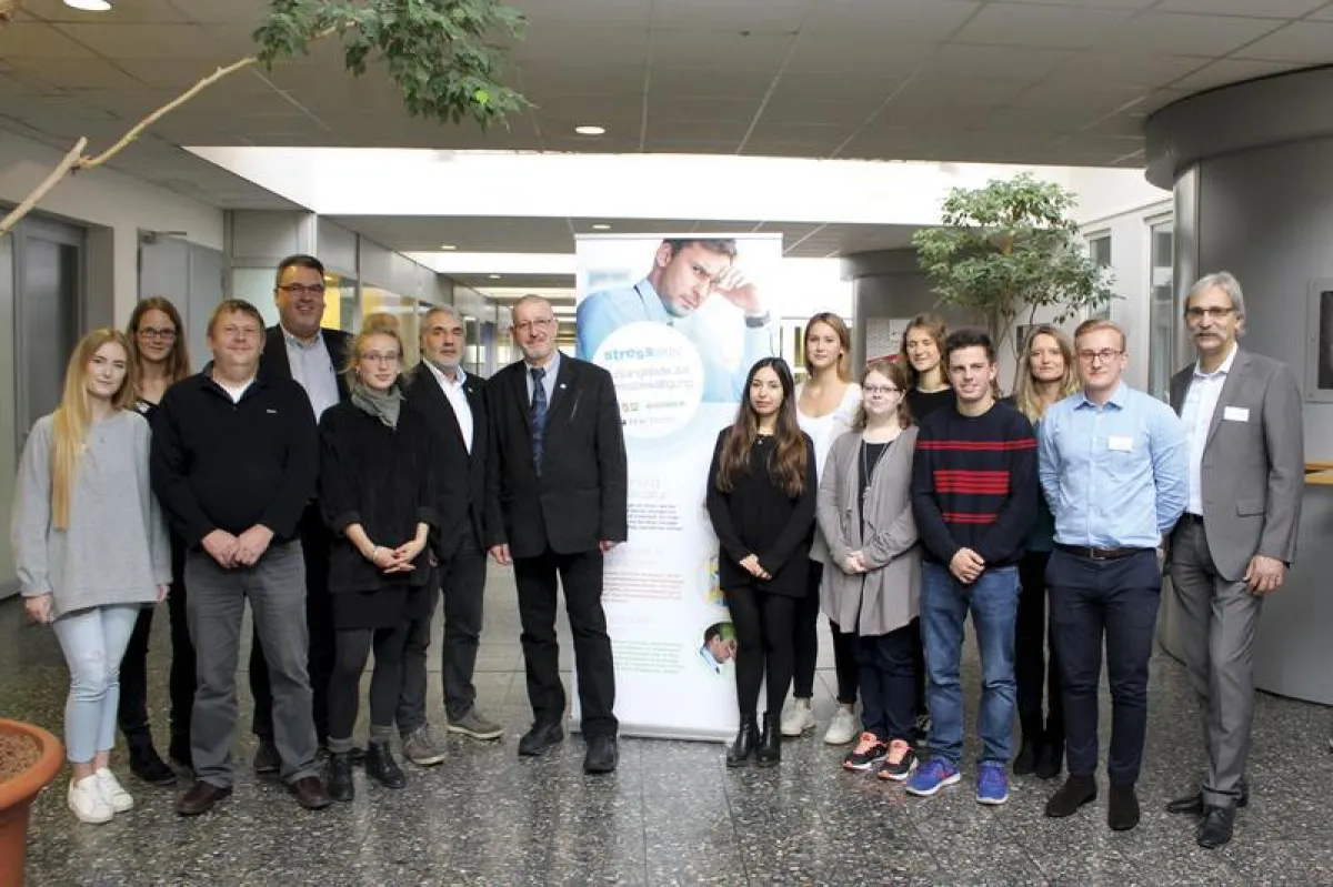 Sie machen die Anti-Stress-Kurse möglich: Psychologiestudierende der PFH mit Vertretern der GöVB, der BARMER und der Hochschule.  (Foto: PFH)