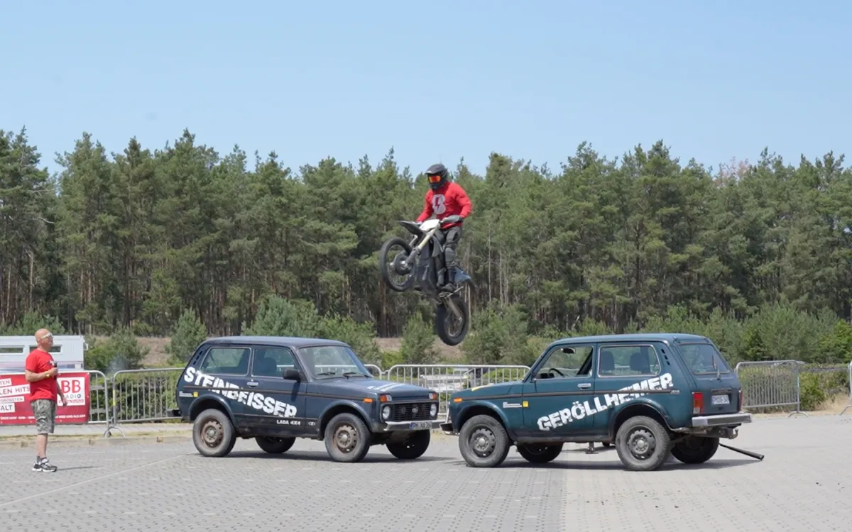 Spannende Stunts gab es am Tag der offenen Tür in Linthe zu bestaunen. (© ADAC Fahrsicherheitszentrum Berlin-Brandenburg GmbH)