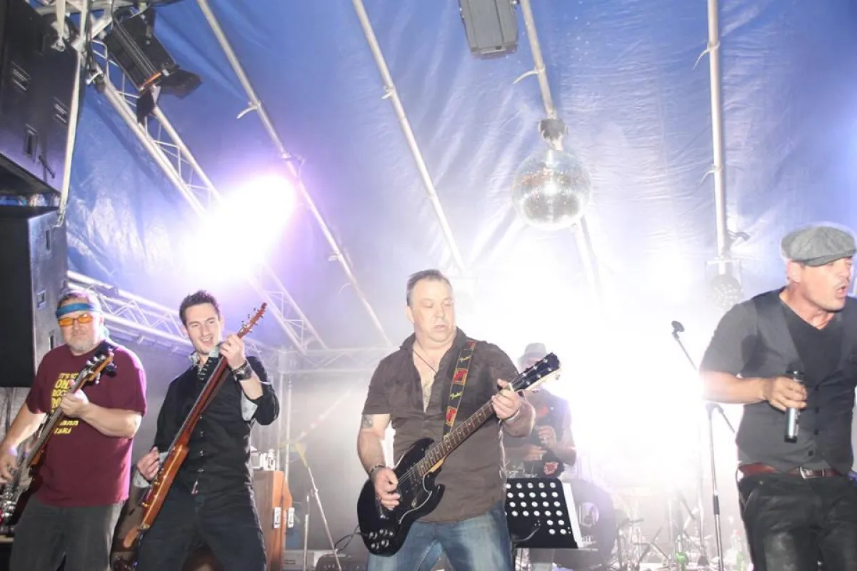 Lehmann & Kowalski mit Ulli Grätsch an der Gitarre (2.v.r.) haben am 17.10 ein Heimspiel