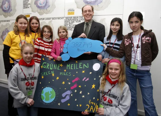 Bild: Auf Kinderfüßen die Welt bewegen: Kindermeilenkampagne 2006 heute im Bonner Klimasekretariat gestartet