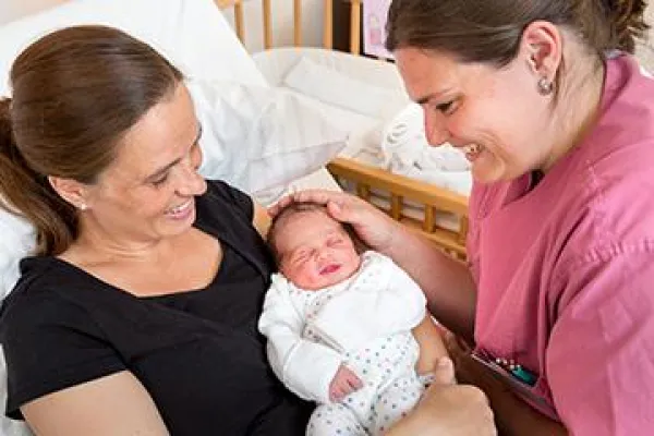 Es ging los: Erstes Baby im KreißsaalHotel geboren Bild: Es ging los: Erstes Baby im KreißsaalHotel geboren