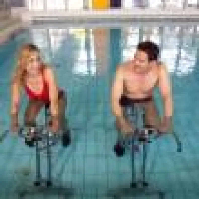 Sanft und effektiv werden mit Aqua-Fitness Kondition, Muskelkraft und die Leistung des Herz-Kreislauf-Systems gestärkt
