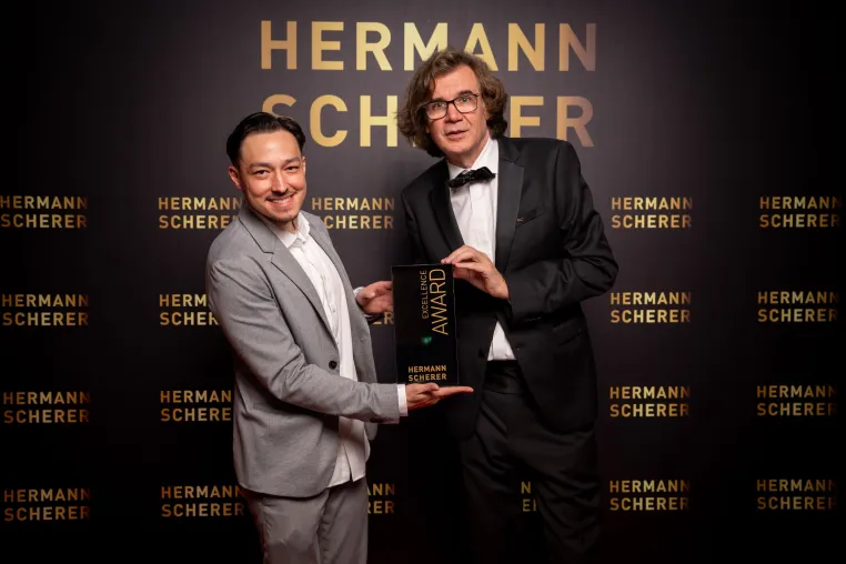 Bild: Fördermittel für die Unternehmen. Excellence Award für Vinzenz Gensmantel auf der Bühne