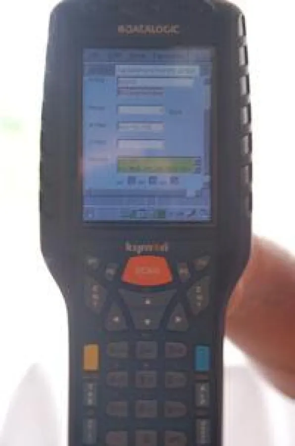 Mit Hilfe des Scanners werden Daten erfasst und über Funk in Echtzeit in abas-ERP verarbeitet