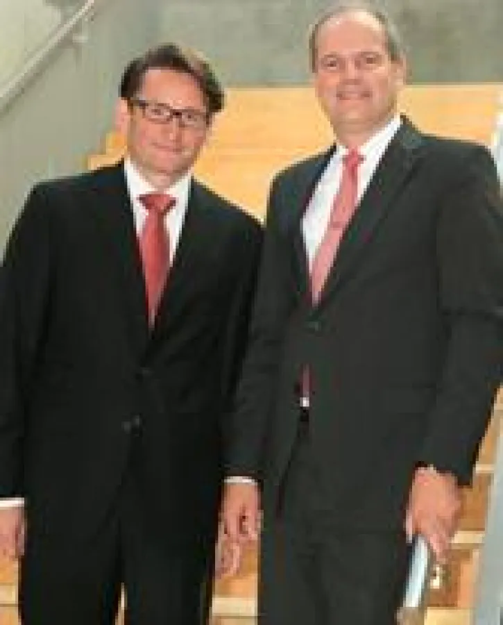 (von links nach rechts): Steeb-Geschäftsführer Dr. Alexander Arnold, mit Matthias Stotz, Geschäftsführer der Uhrenfabrik Junghans