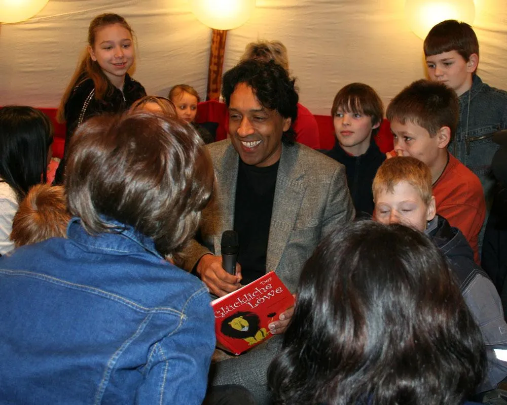 Cherno Jobatey liest Berliner Kindern aus seinem Lieblingskinderbuch, dem 