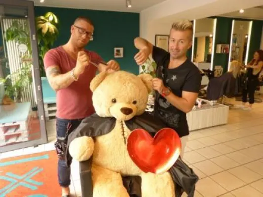 Bild: Neuer Look für Kinderherzen - Bonner Friseur schneidet Haare für kleine Herzpatienten