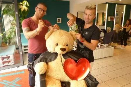 Bild: Neuer Look für Kinderherzen - Bonner Friseur schneidet Haare für kleine Herzpatienten