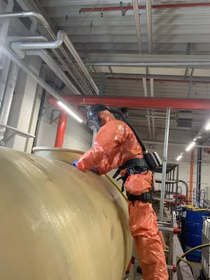 Bild: Fachkundige Unterstützung für die sachgemäße Reinigung von PFC/PFAS-haltigen Schaummitteltanks 
