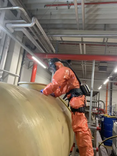 Bild: Fachkundige Unterstützung für die sachgemäße Reinigung von PFC/PFAS-haltigen Schaummitteltanks 