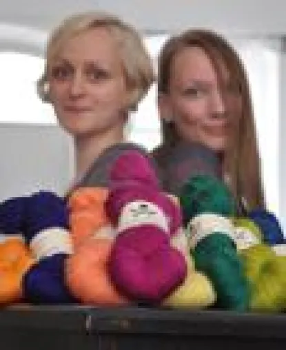 Bild: Handgefärbte Woll- und Seidengarne für zarte Lace-Strickereien