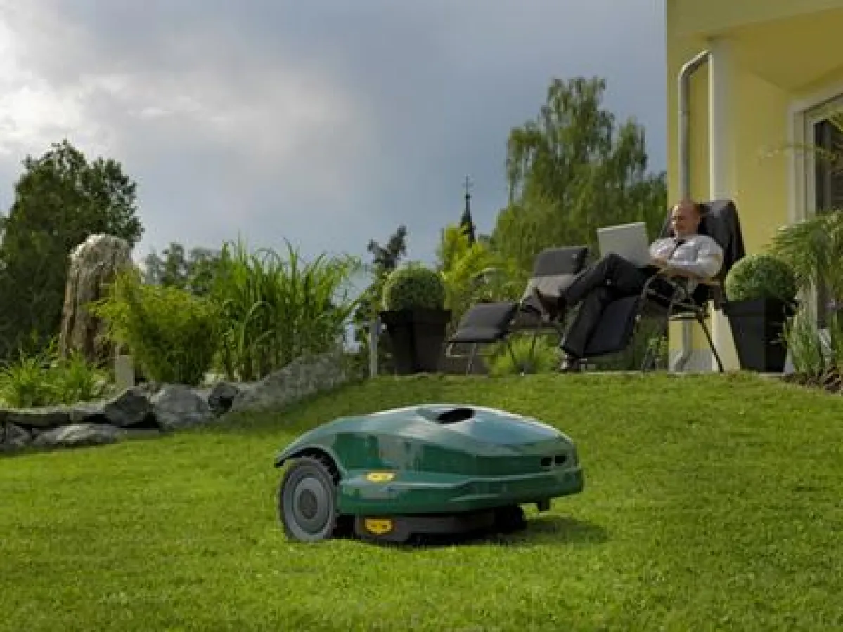 Roboter-Rasenmäher arbeitet ab sofort mit neuem geräuscharmen Getriebe