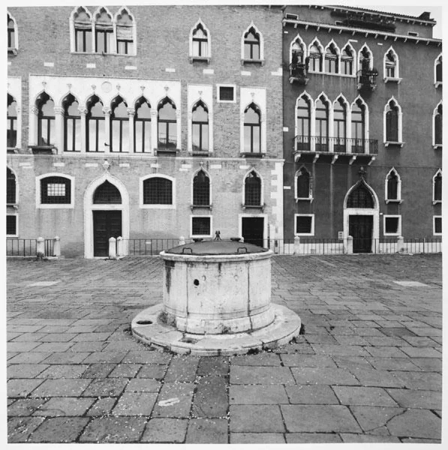 Timm Rautert «The Final Program, Campo S. Angelo, Venezia» 2014, Schwarzweißfotografie, Bromsilberge