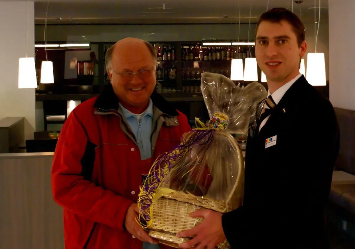 Der erste Gast im Park Inn Mainz: Marcus Schellenberger (Resident Manager im Park Inn Mainz) überreicht Stammgast Robert Ripmeester einen typischen Mainzer „Fresskorb“.