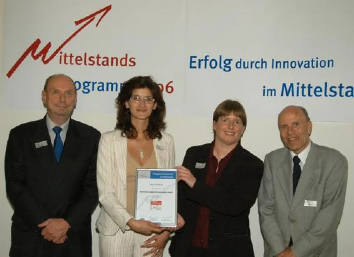 Am 21.06.2006 überreicht Elke Spiegelhalter (3.v.l.), Wibu-Systems AG, die Urkunde zum Hauptförderpreis an Georgina Soor (2.v.l.), netscreens digitale Schaufenster GmbH – umrahmt vom Innovationsrat.