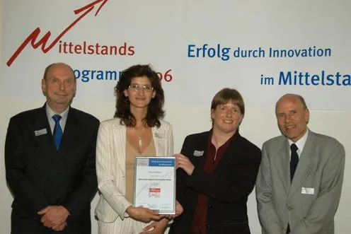 Wibu-Systems überreicht Hauptförderpreis CodeMeter an netscreens digitale Schaufenster GmbH Bild: Wibu-Systems überreicht Hauptförderpreis CodeMeter an netscreens digitale Schaufenster GmbH