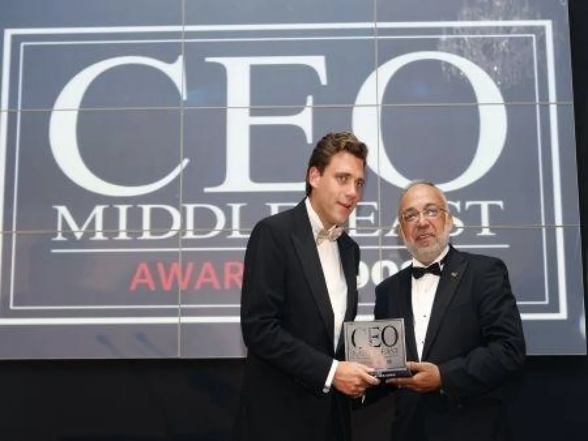 Robin Lohmann (im Bild links) bei der Preisübergabe des ?CEO Middle East Awards 2008?.
