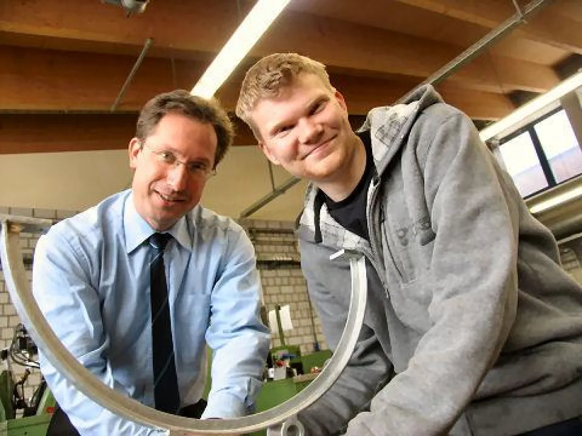 Gemeinsam mit Azubi Dominik Geiger (rechts) schraubte  Stephan Thomae eine Sitzbank zusammen