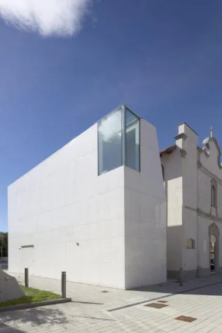 Eine zweite Haut aus Lochblech Bild: Eine zweite Haut aus Lochblech