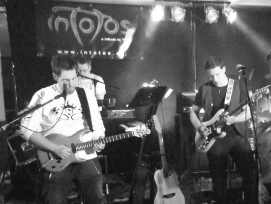 inToTos – a tribute to TOTO überzeugten am Samstag den 17. Mai 2008 mit Spielfreude und liebe zum Detail Bild: inToTos – a tribute to TOTO überzeugten am Samstag den 17. Mai 2008 mit Spielfreude und liebe zum Detail