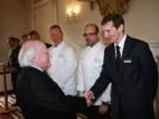 Bild: Irlands Präsident Higgins empfängt Sterneköche des internationalen Chefs´ Irish Beef Club