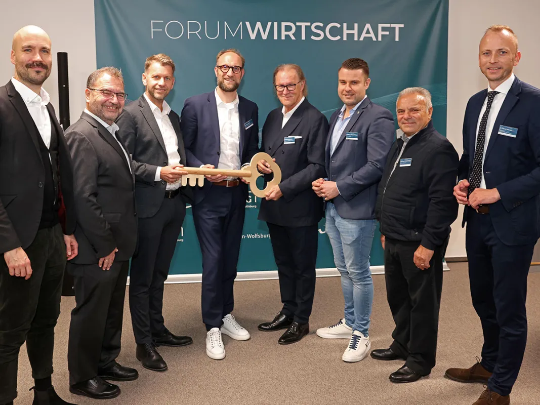 Symbolische Schlüsselübergabe für die neuen Räumlichkeiten der WMG (© WMG Wolfsburg, Foto: Matthias Leitzke)