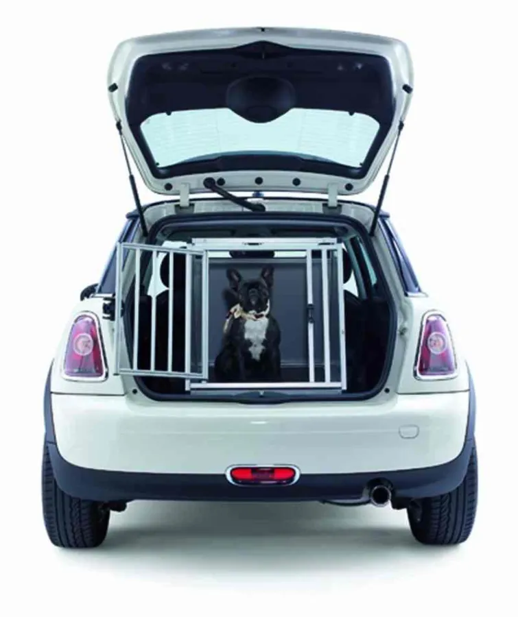 Die Hundeboxen gibt es für alle Autotypen und Hundegrößen. (Bilder: Alváris.)