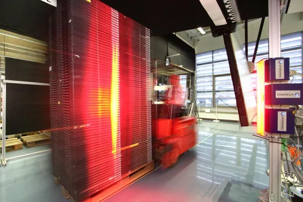 Bild: 300 Codes, ein Scan - Automatische Multi-Code-Lesung auf Paletten im Durchlauf