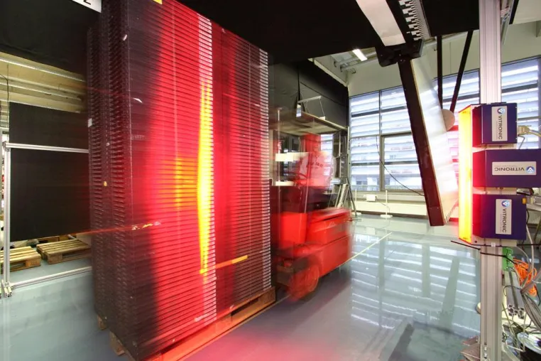 300 Codes, ein Scan - Automatische Multi-Code-Lesung auf Paletten im Durchlauf Bild: 300 Codes, ein Scan - Automatische Multi-Code-Lesung auf Paletten im Durchlauf