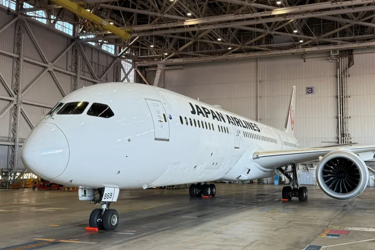 JAL setzt weltweit das erste Flugzeug mit großflächiger Riblet-Beschichtung auf Strecke nach Frankfurt ein Bild: JAL setzt weltweit das erste Flugzeug mit großflächiger Riblet-Beschichtung auf Strecke nach Frankfurt ein
